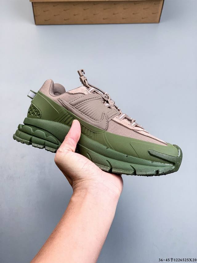 公司级！耐克Nike Zoom Vomero Roam 潮流低帮休闲运动鞋 专为城市环境匠心设计，是潮湿天气的理想之选。耐穿材料结合橡胶挡泥片，有效应对运动鞋沾