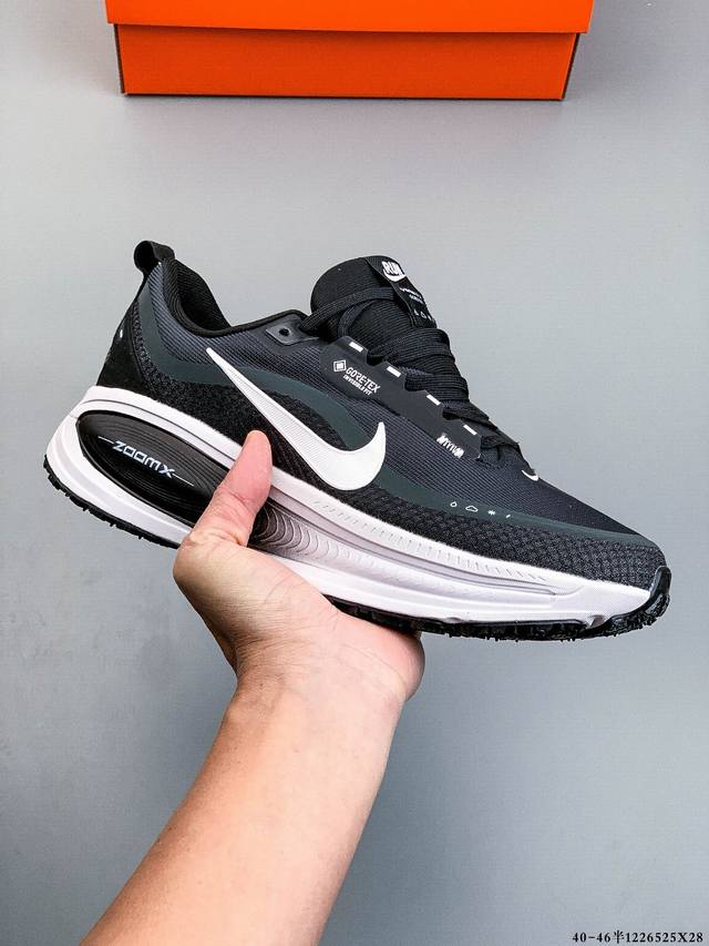 公司级！Nike Vomero 18 Gtx 耐克 舒适减震防滑 低帮跑步鞋 全掌Reactx泡绵中底 前掌和后跟还配备了Air Zoom气垫单元 据说跑起来更