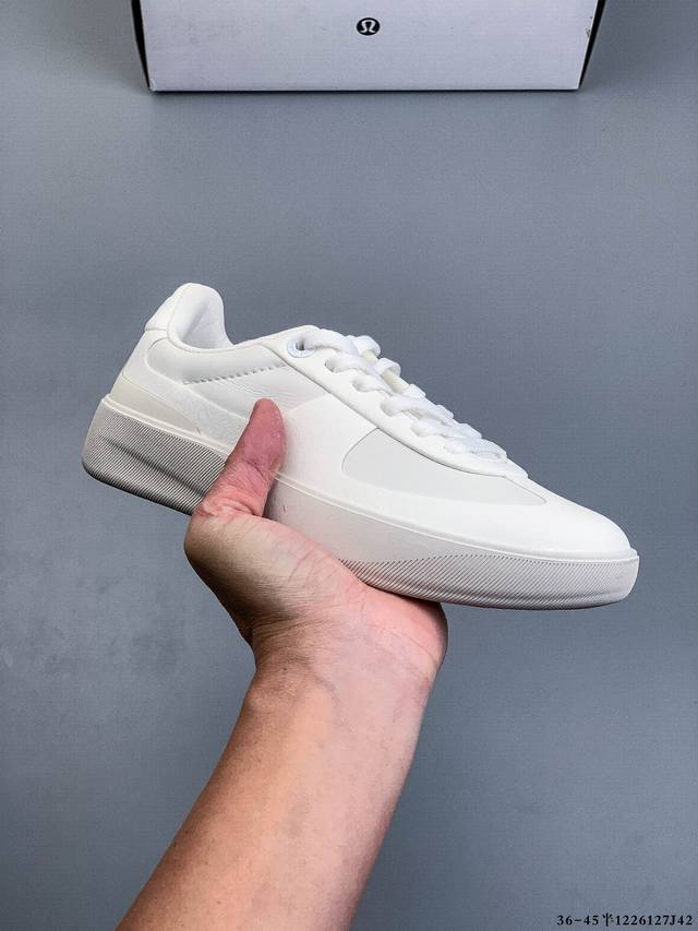 公司级 Lululemon Cityverse 露露乐蒙 板鞋 小白鞋，Lulu家的第一双板鞋，做的真心不错，颜值挺高的，上脚很轻盈，脚感还算舒适，整体以纯色为