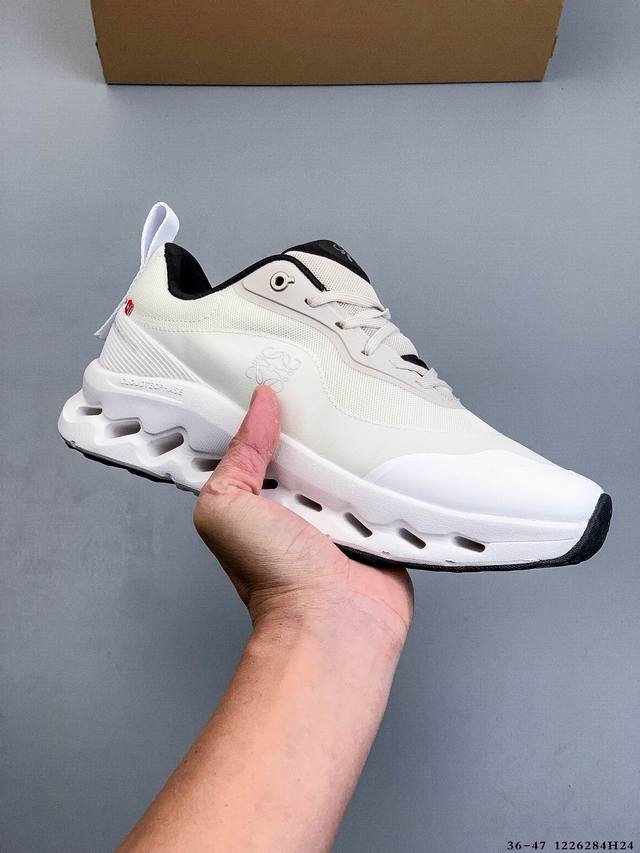 Loewe X On昂跑Cloud Tilt 罗意威 联名轻量运动休闲鞋！杨幂同款，脚感很舒服，鞋底柔软且包裹性好，上脚显腿长，不用系鞋带很方便～ 不管休闲还是