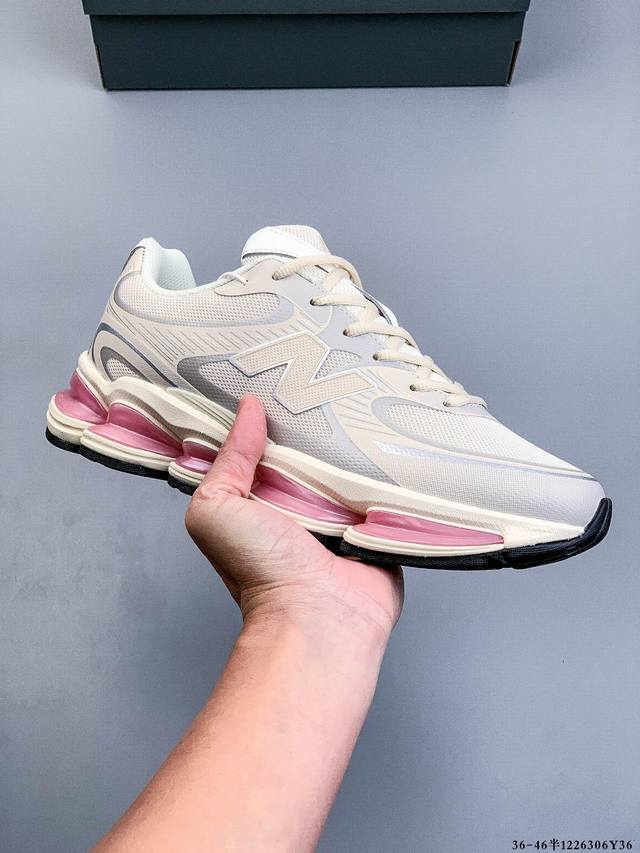 新百伦 New Balance Nb U2000Ea 运动跑步鞋。此复刻经典鞋款，加入当下大热的户外元素，以曾经篮球鞋款型式样加以打造鞋款造型。编织鞋带以及加强