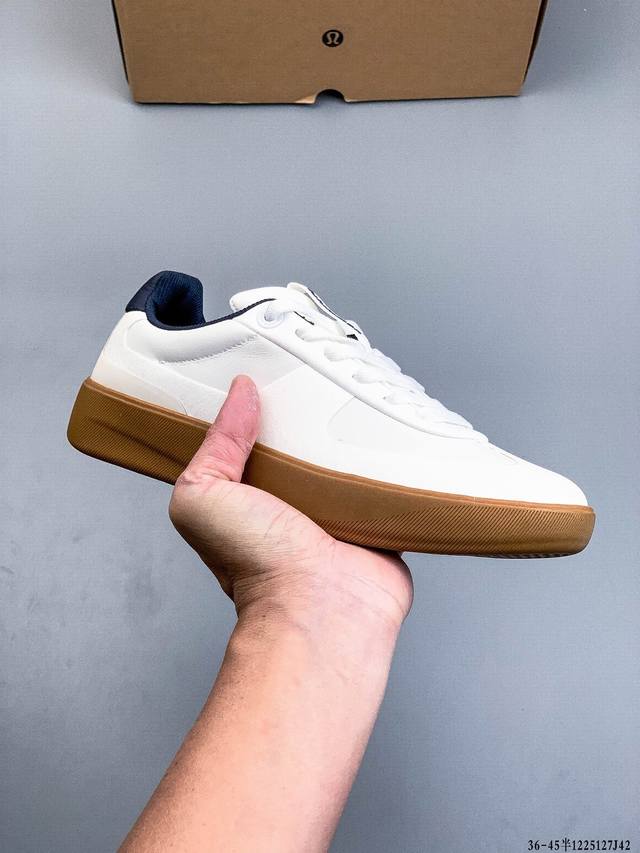 公司级 Lululemon Cityverse 露露乐蒙 板鞋 小白鞋，Lulu家的第一双男款板鞋，做的真心不错，颜值挺高的，上脚很轻盈，脚感还算舒适，整体以纯