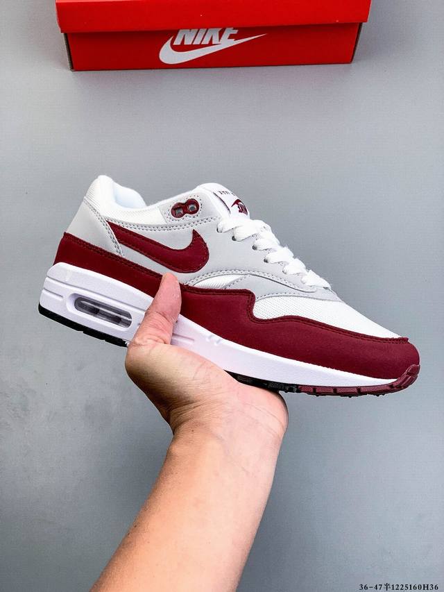 公司级 Nike Air Max 1 耐克气垫 缓震 耐磨运动鞋 鞋身材质均选择皮革 织物 麂皮多种材质覆盖 保证质感的前提下 层次感也相当不错 带有开窗式 A