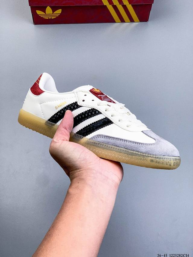 Adidas Samba Og 经典鞋款 Adidas 近70年的经典Samba Og 修长的鞋楦,略微尖尖的鞋头,翻毛皮的鞋头拼接,这些我们都看得到的元素正是