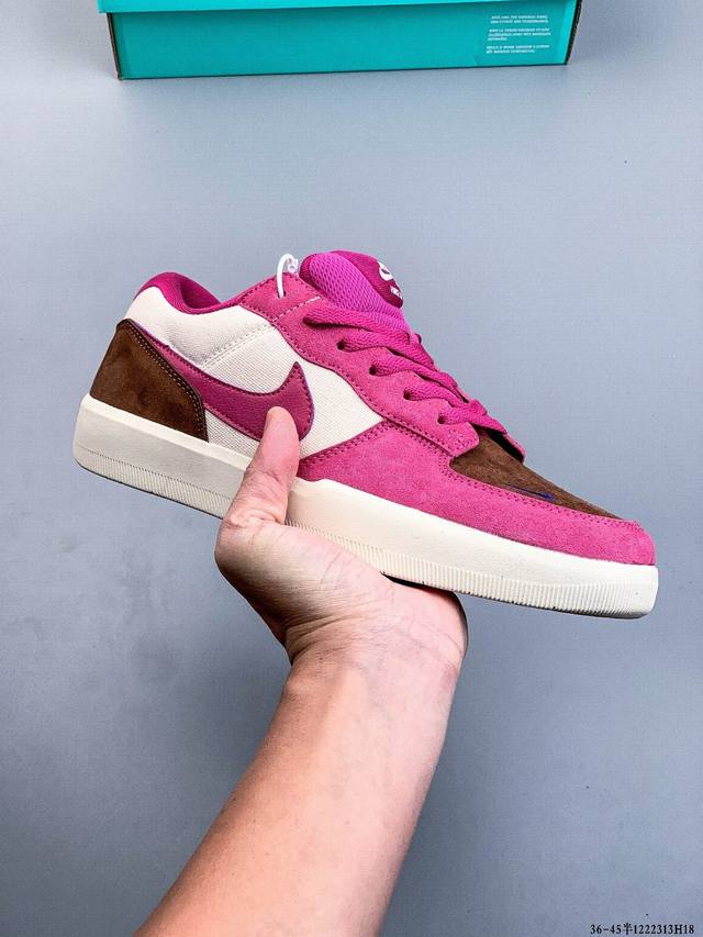 耐克Nike Sb Force 58是一款将前沿创新带入街头的单品，它具有硫化杯底，具有出色的耐用性和灵活性。使用帆布和绒面革，在饰面上放置通风口，它自始至终都