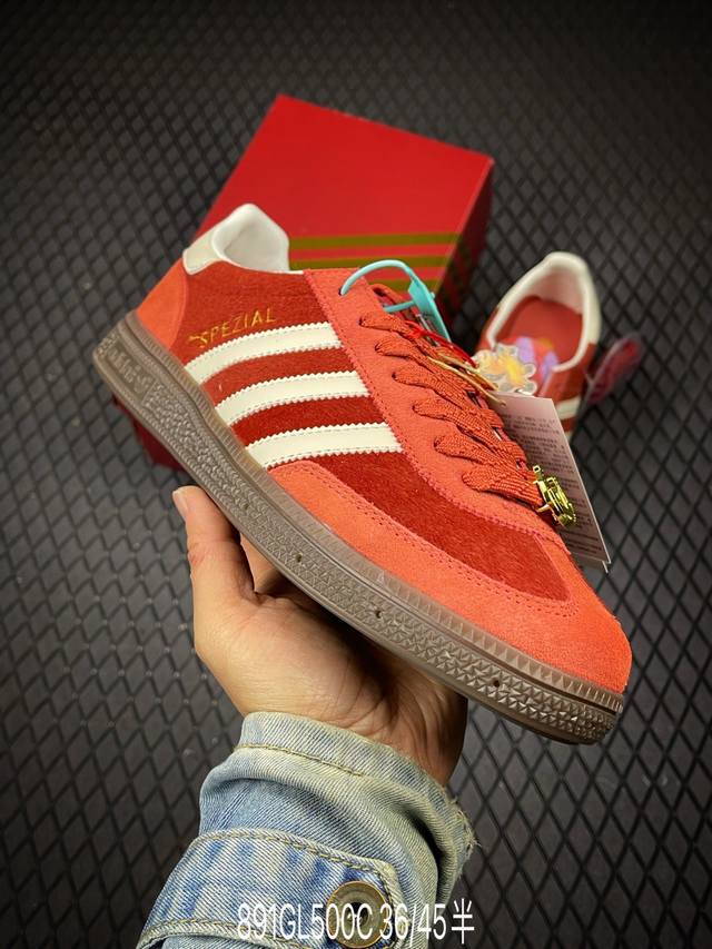 C Adidas Handball Spezial 马年限定 阿迪达斯经典款 复古休闲板鞋 #全鞋采用反毛皮制作 牛筋耐磨大底 承载青春情怀的板鞋 经典三条杠装