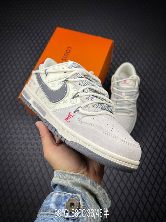 C × 联名解构款｜潮流顶流碰撞！当Swoosh的街头基因遇上Lv的奢牌底蕴，这双Cx5050-Y51直接拉满潮流辨识度！米白磨砂皮基底叠印浅调老花，灰调Swo