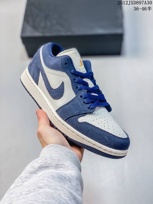 公司级Air Jordan 1 Low Aj1乔1低帮休闲板鞋 同步官方配色 原厂皮料 原档冲孔鞋头 正确满胶鞋垫 四线拉帮 原厂织唛标 鞋舌高弹海绵填充。 官