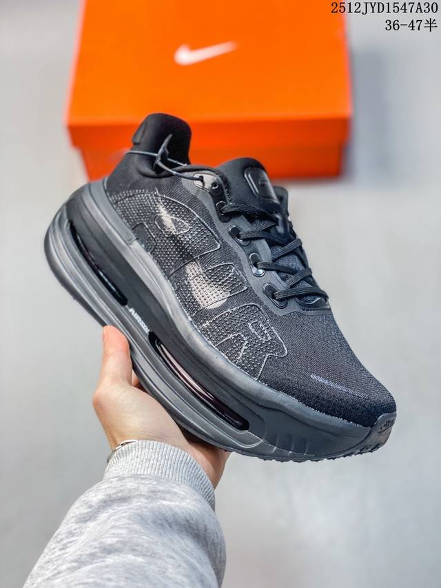 公司级Nike Vomero premium 耐克 舒适减震防滑 低帮跑步鞋 全掌Reactx泡绵中底 前掌和后跟还配备了Air Zoom气垫单元 据说跑起来更