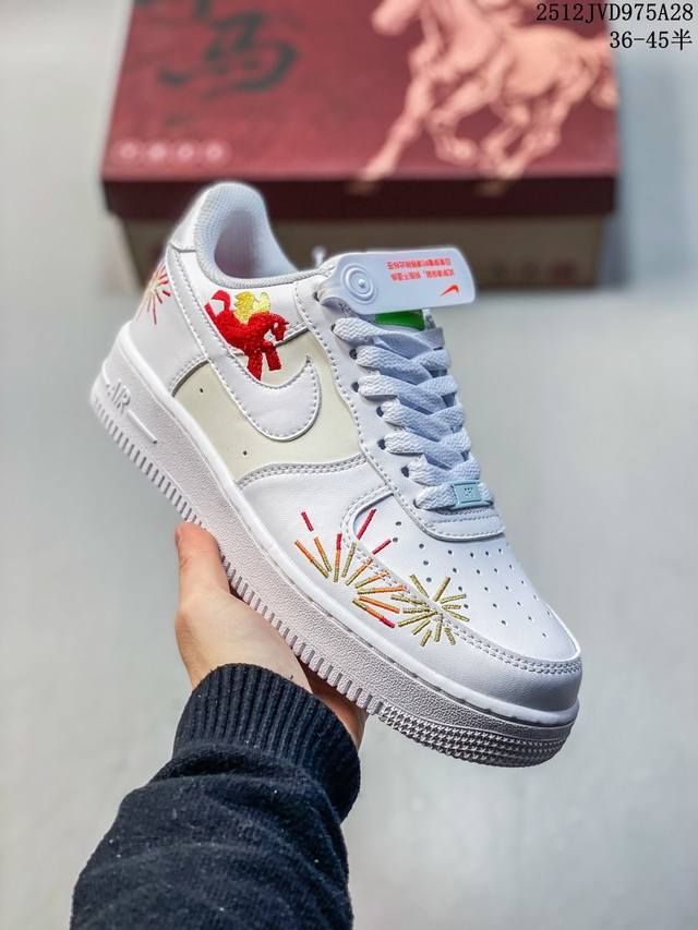 公司级Nike Air Force 1'07 马年限定 Cny新年款 脱缰系列 耐克 空军一号 经典舒适 透气 低帮板鞋 鞋款采用奶白色鞋面 用彩色勾勒侧面Lo