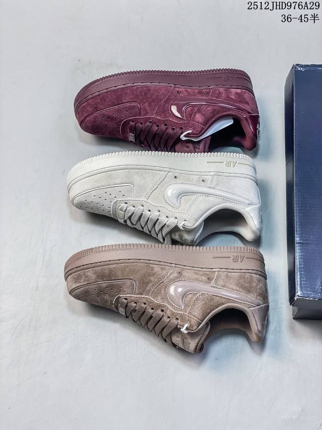 公司级耐克 Nike Air Force 1 ’07 空军一号 Af 1 低帮 厚底增高百搭 休闲运动板鞋。柔软、弹性十足的缓震性能和出色的中底设计，横跨复古与