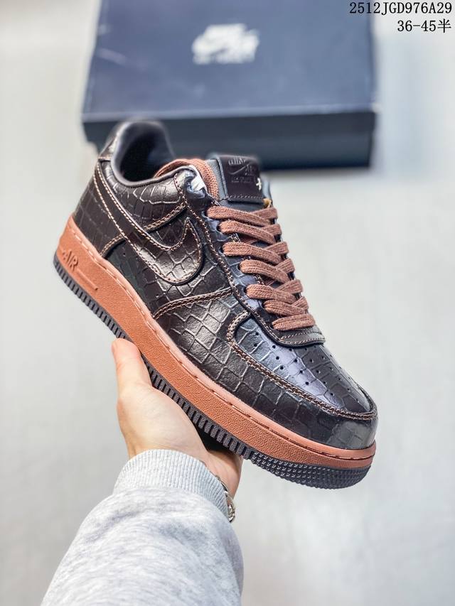 公司级耐克 Nike Air Force 1 ’07 空军一号 Af 1 低帮 厚底增高百搭 休闲运动板鞋。柔软、弹性十足的缓震性能和出色的中底设计，横跨复古与