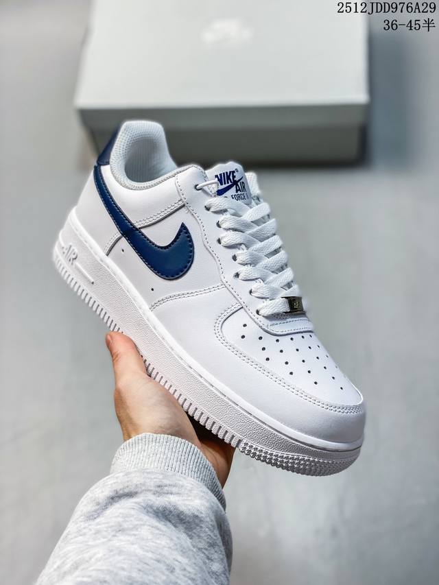 真标耐克 Nike Air Force 1 ’07 空军一号 Af 1 低帮 厚底增高百搭 休闲运动板鞋。柔软、弹性十足的缓震性能和出色的中底设计，横跨复古与现