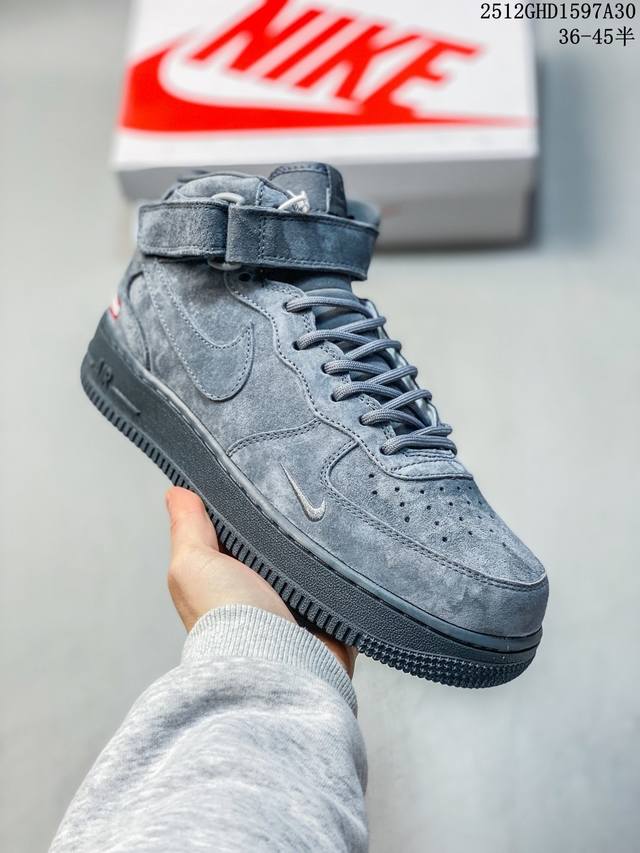 灰调麂皮的质感暴击！Supreme X Nike Air Force 1 Mid 这波联名直接把街头美学玩到极致 整张翻毛麂皮包裹鞋身，哑光灰调低调又高级，红标