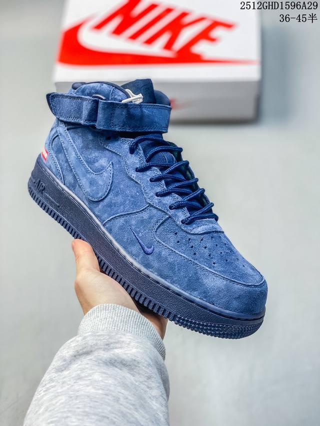 藏蓝麂皮的魅力在这双Supreme X Nike Air Force 1 Mid上体现得淋漓尽致！整鞋采用细腻的翻毛麂皮打造，海军蓝的色调沉稳又高级，不同光线下