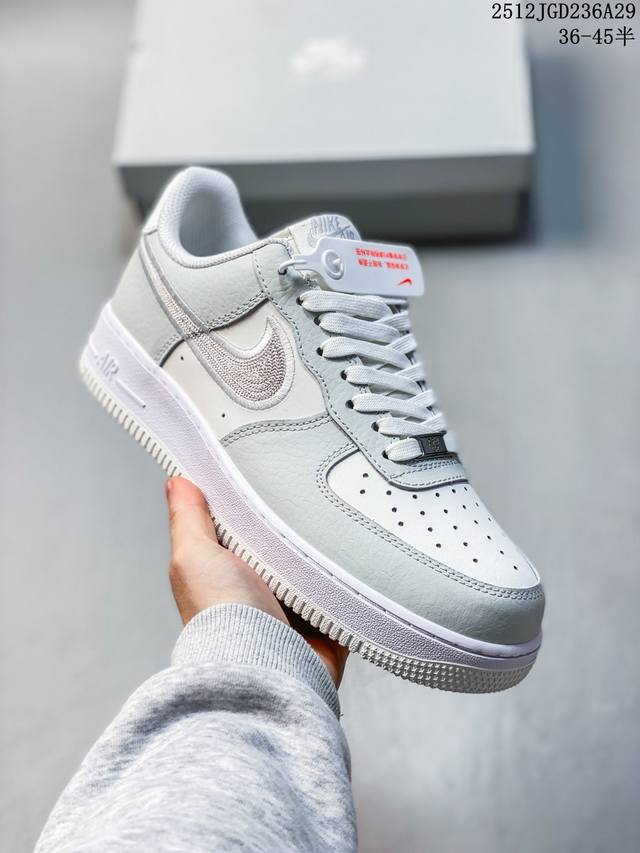 真标耐克Nike Air Force 1’07空军一号低帮百搭休闲运动板鞋。柔软、弹性十足的缓震性能和出色的中底设计，横跨复古与现代的外型结合，造就出风靡全球三
