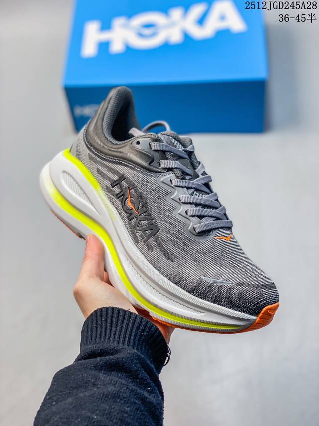 Hoka畅行无阻 Hoka One One Bondi 9 舒适百搭耐磨轻便 低帮跑步鞋 男女款。Bondi 9 最显著的变化在于其鞋底单元，原本扎实可靠的鞋底