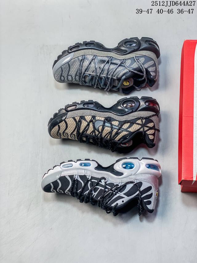 Nike 耐克 原楦原纸版数据开发，采用热熔处理工艺织物鞋面材质，前后高弹pu缓震中底组合Air气垫装置，外置防滑耐磨橡胶外底全新演绎，再现经典Tn，耐克Nik