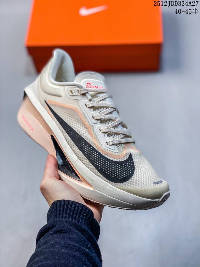 公司级新品发布 Nike Air Zoom Alphafly 6整体采用前作的设计语言，并且对后者的细节进行升级，马拉松和长距离路跑的性能极限设计而生。 货号: