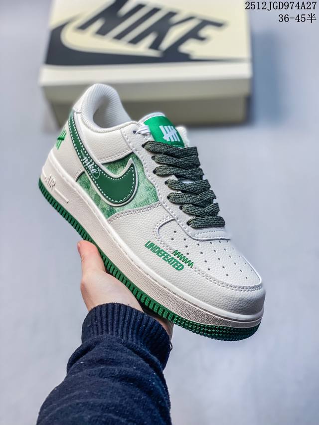 真标耐克Nike Air Force 1’07空军一号低帮百搭休闲运动板鞋。柔软、弹性十足的缓震性能和出色的中底设计，横跨复古与现代的外型结合，造就出风靡全球三