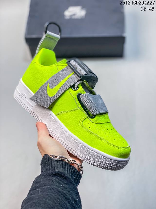 公司级：耐克Nike Air Force 1 Utility Bhm Qs空军一号低帮百搭休闲运动板鞋。柔软、弹性十足的缓震性能和出色的中底设计，横跨复古与现代