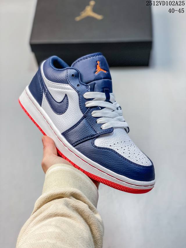 Jordan 乔丹 原楦原纸版开发版型，采用牛培移膜软皮革及帆布材质鞋面，中底注胶孔内置真Sole气垫耐克Nike Air Jordan 1 Low Gs Wh