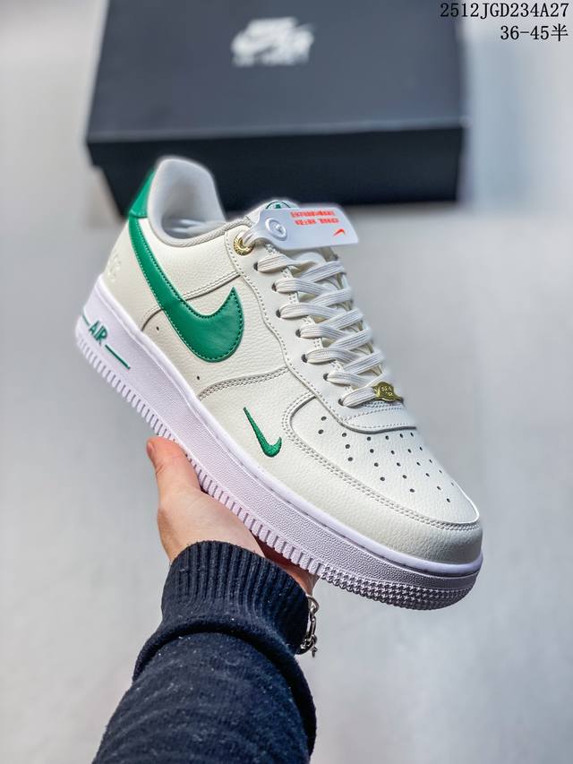 真标耐克Nike Air Force 1’07空军一号低帮百搭休闲运动板鞋。柔软、弹性十足的缓震性能和出色的中底设计，横跨复古与现代的外型结合，造就出风靡全球三