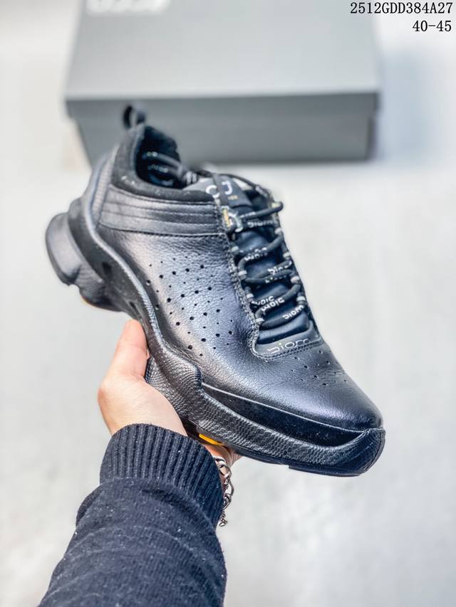 爱步 Ecco 进口原料牛皮新配色陆续上架 产品只会越做越漂亮 鞋头采用原版一致工艺 又甩又用线条的效果目前这个技术市面上的任何版本都达不到这个效果 原版私模开