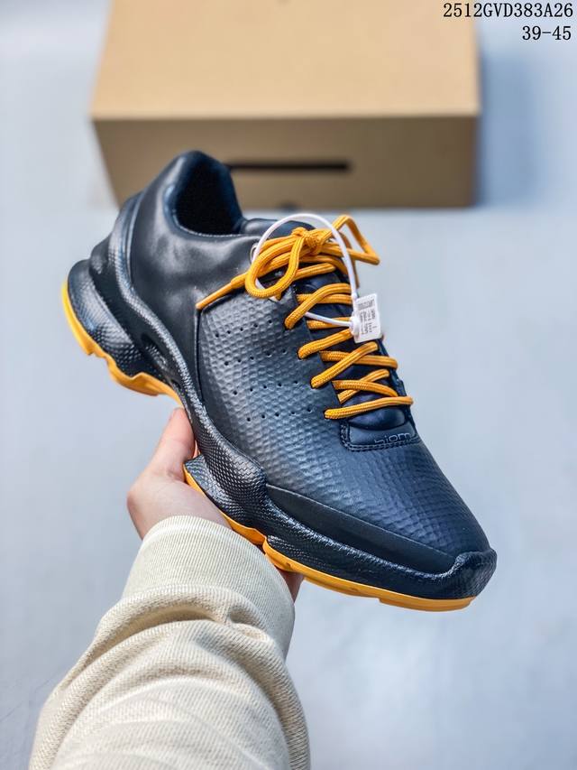 Ecco爱步运动鞋男 双色拼接透气舒适跑步鞋 健步Biom15周年升级款 甄选牛皮革 鞋面打孔设计+皮革织物混合内衬 告别闷热，透气舒适 鞋底撞色设计 拓展多元