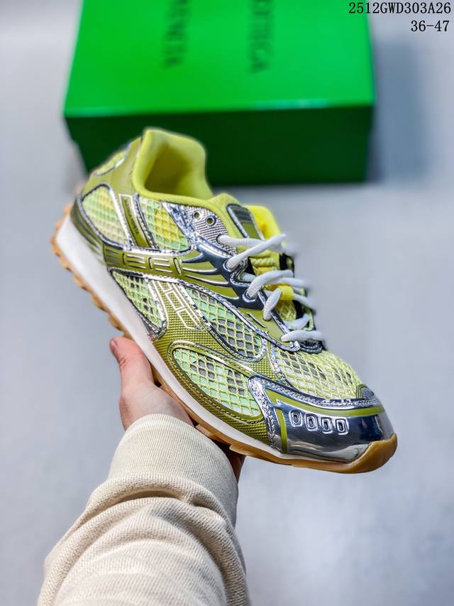 公司级升级原楦原纸版开发版型#采用轻质科技菱形网布面料鞋面材质#内嵌透气网面贴合加厚pu缓震乳胶脚垫#外置防变形耐磨Tpu橡胶大底向品牌著名的 Intrecci