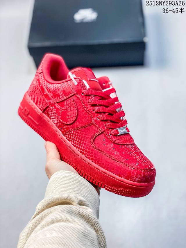 耐克Nike Air Force 1“07Lx空军一号低帮百搭休闲运动板鞋。柔软、弹性十足的缓震性能和出色的中底设计，横跨复古与现代的外型结合，造就出风靡全球三