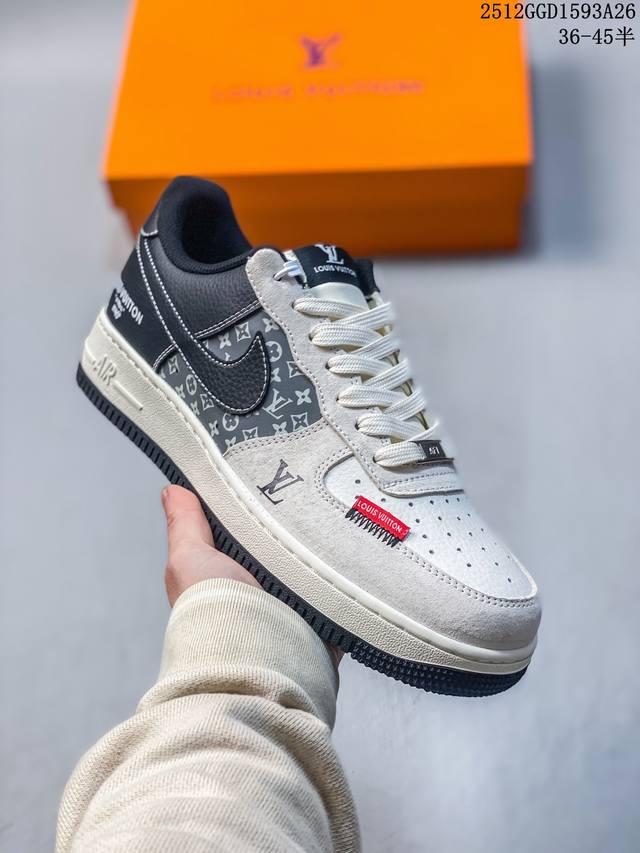 当经典Af1遇上奢牌老花，这双Nike Air Force 1 Low Kd6699-F08直接把奢华与街头的融合玩到极致！藏蓝麂皮碰撞米白老花皮革，红尾点缀瞬