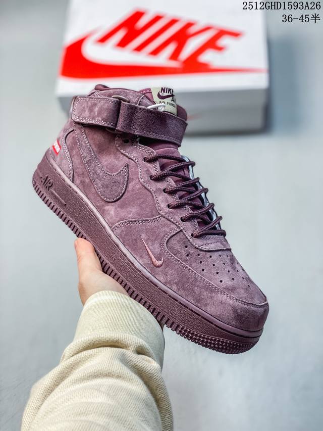 酒紫色翻毛皮鞋面的细腻触感，是指尖触到就会爱上的绒感 Supreme 与 Nike Air Force 1 Mid 的联名款，把街头潮流和质感美学揉得恰到好处。