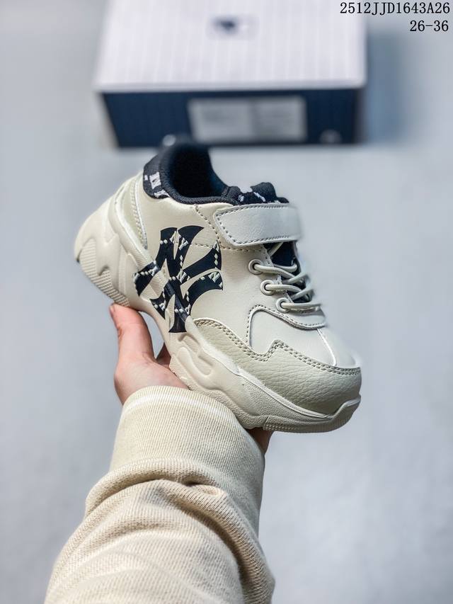 童鞋：Mlb 韩国F&F旗下运动品牌 童鞋 原楦原纸版数据开发，采用优质轻量克重纤维移膜皮革及透气网面鞋面材质，全新独立开发4.5Cm厚度组合磨具大底爆火女神显