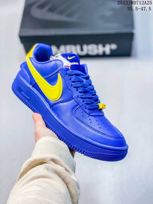 公司级Ambush X Nike Air Force 1‘07 Low 耐克 空军一号联名 低帮休闲板鞋 鞋款鞋身以及内衬均采用了纯色皮革打造 标志性的超大Sw