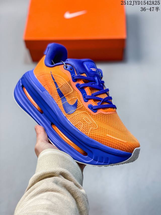 公司级Nike Vomero premium 耐克 舒适减震防滑 低帮跑步鞋 全掌Reactx泡绵中底 前掌和后跟还配备了Air Zoom气垫单元 据说跑起来更