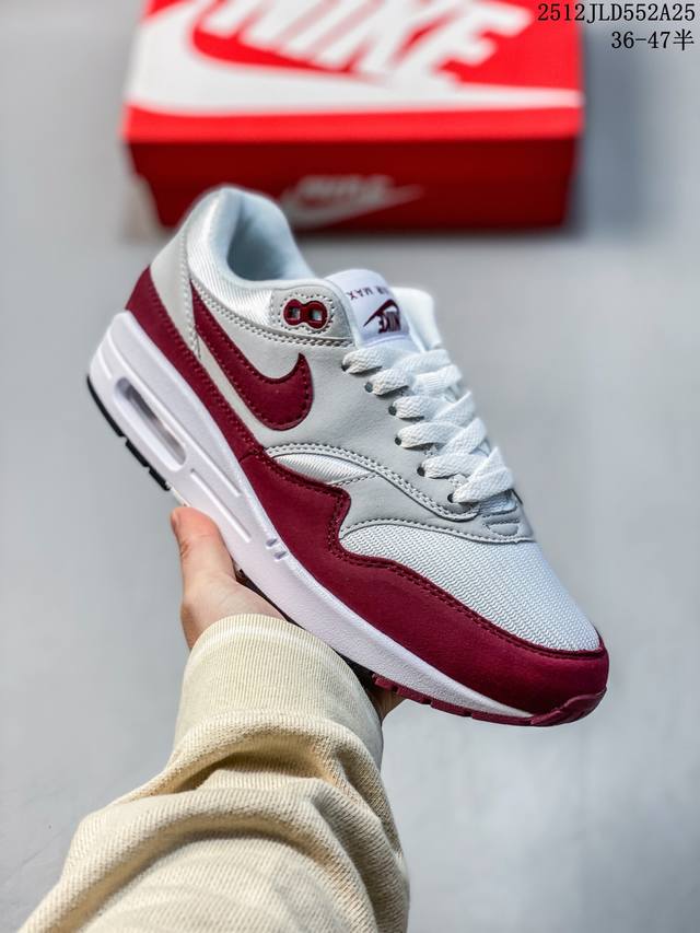 简介：公司级升级原楦原纸版开发版型#回弹pu模嵌入开窗气垫装置耐克 Nike Air Max 1 初代复古气垫百搭休闲运动慢跑鞋 货号: Im3906-100