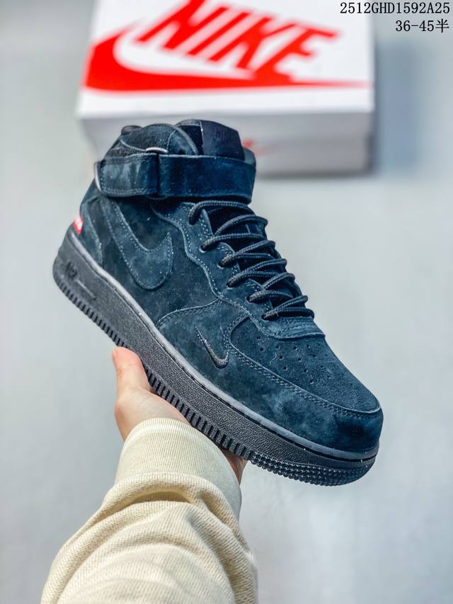 街头典藏款文案 质感叙事风 浅灰麂皮的温柔暴击，是Supreme与Nike Air Force 1 Mid的联名浪漫！鞋款以细腻翻毛皮革重塑经典中帮鞋型，鞋侧红