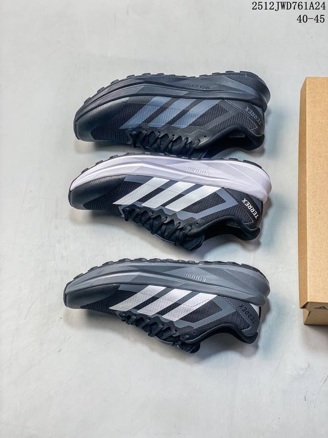 Adidas Terrex Agravic Lt 阿迪超轻透气缓震跑鞋 整体外观造型与Adizero Adios pro Evo 1非常相似 中底配置方面搭载全