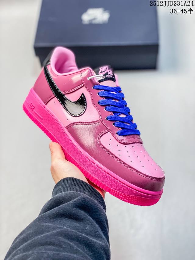 真标耐克Nike Air Force 1’07空军一号低帮百搭休闲运动板鞋。柔软、弹性十足的缓震性能和出色的中底设计，横跨复古与现代的外型结合，造就出风靡全球三