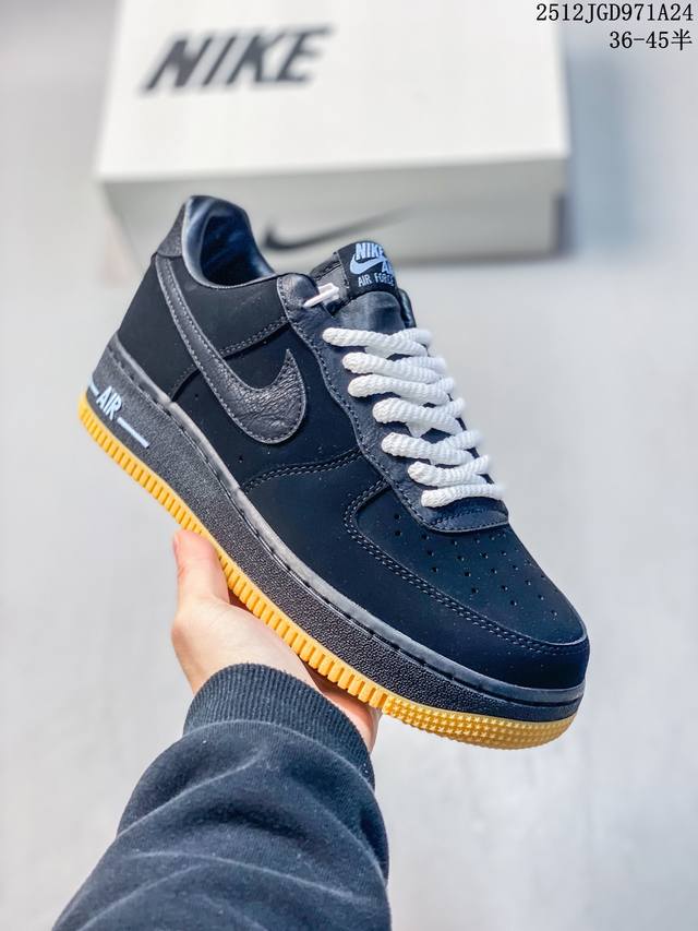 真标耐克Nike Air Force 1’07空军一号低帮百搭休闲运动板鞋。柔软、弹性十足的缓震性能和出色的中底设计，横跨复古与现代的外型结合，造就出风靡全球三
