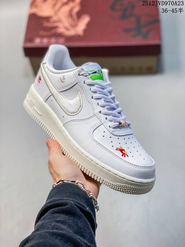 公司级Nike Air Force 1'07 马年限定 Cny新年款 脱缰系列 耐克 空军一号 经典舒适 透气 低帮板鞋 鞋款采用奶白色鞋面 用彩色勾勒侧面Lo