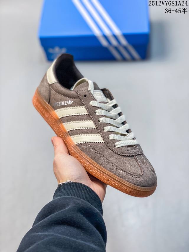 阿迪达斯 Adidas Handball Spezial 三叶草学院风复古休闲板鞋 德训鞋 橡胶底柔软皮革经典运动鞋板鞋。圆头、缝合拼接设计、正面绑带、鞋舌部位