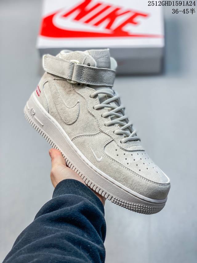 街头典藏款文案 质感叙事风 浅灰麂皮的温柔暴击，是Supreme与Nike Air Force 1 Mid的联名浪漫！Dv0788-001鞋款以细腻翻毛皮革重塑