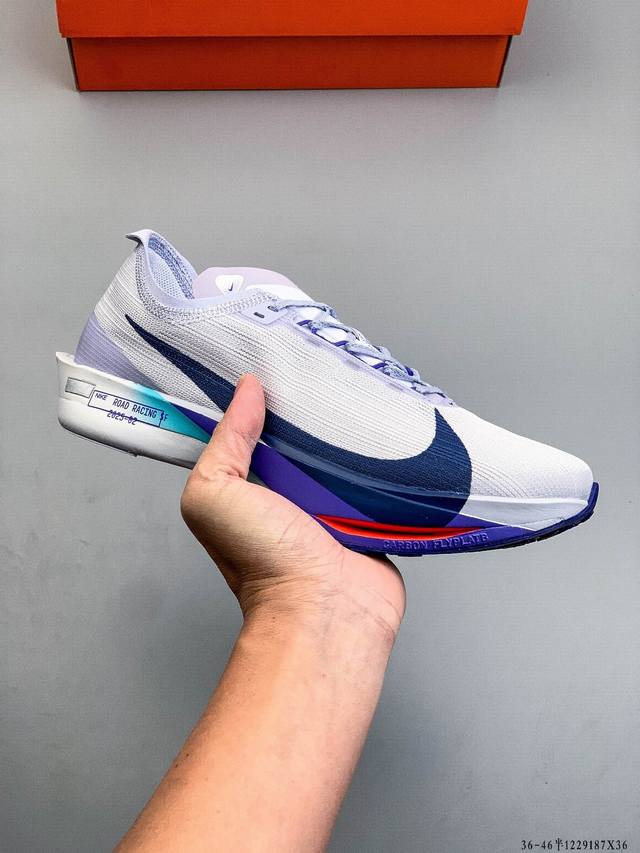 公司级 耐克Nike Zoomx Streakfly 2 新款轻盈竞速跑鞋 该鞋款搭载碳纤维 Flyplate，与元年款人气 Zoomx 泡绵中底和简约鞋面相得