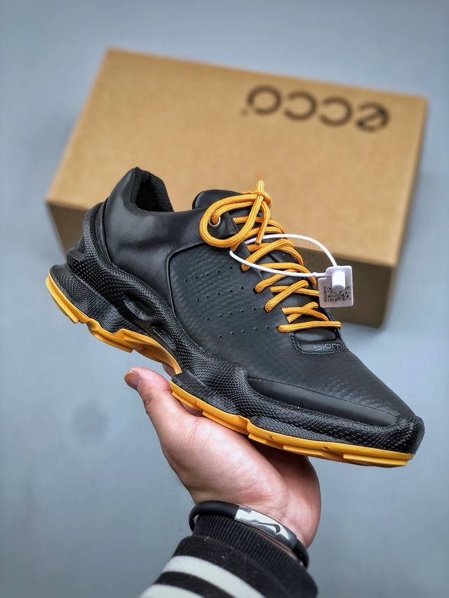 Ecco爱步运动鞋男 双色拼接透气舒适跑步鞋 健步Biom15周年升级款 甄选牛皮革 鞋面打孔设计+皮革织物混合内衬 告别闷热，透气舒适 鞋底撞色设计 拓展多元