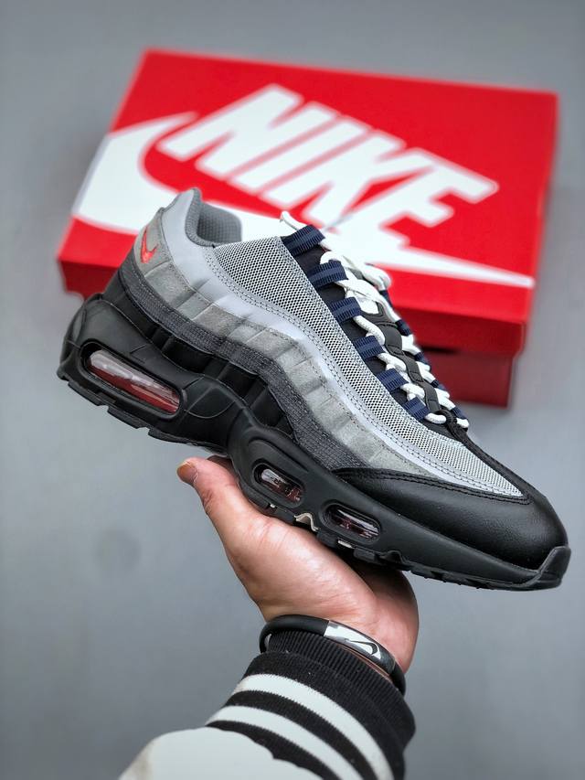 J版 Nike Air Max 95 Og 耐克 气垫复古慢跑百搭鞋休闲运动鞋 这双鞋采用前脚掌开窗式气垫 这种设计在当时是前所未有的 鞋带孔的设计灵感来自人体