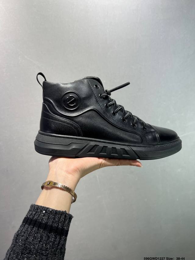 公司级Ecco爱步舒适中高帮防泼水马丁靴 秋冬款时尚防滑工装靴男鞋 黑武士鞋 革新系列热门款式 臻选皮革 创新舒适 品质牛皮鞋面，轻盈柔韧 具有良好的透气性 魔