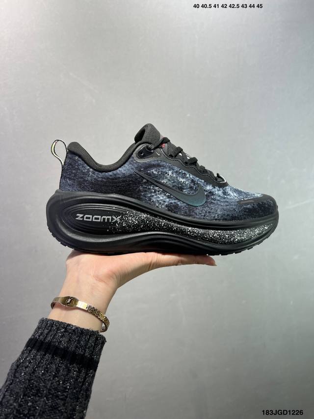 Nike Vomero plus 耐克 舒适减震防滑 低帮跑步鞋 全掌Reactx泡绵中底 前掌和后跟还配备了Air Zoom气垫单元 据说跑起来更快更舒适哦