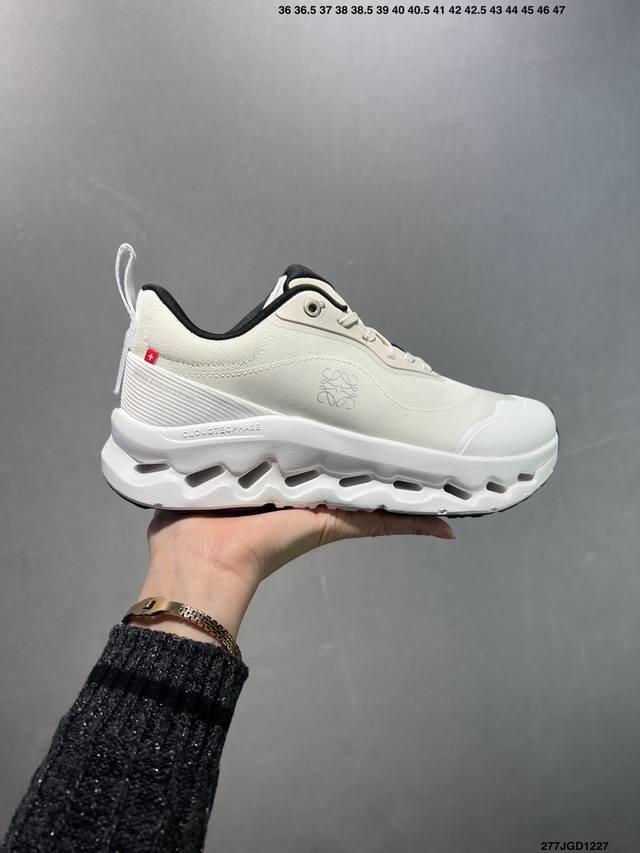 On昂跑 Loewe 系列低帮轻量舒适多功能休闲运动鞋 采用工程飞织网布组合再生聚酯纤维鞋面材质搭载独家隐藏速度中板 镂空Cloudtec科技 泡棉缓震中底 黑